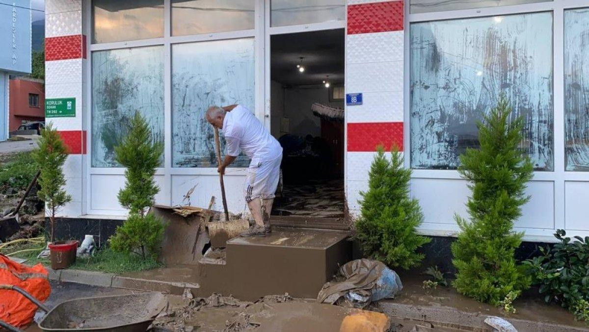 Bursa'da sağanak yağış etkili oldu: Ev ve iş yerlerini su bastı