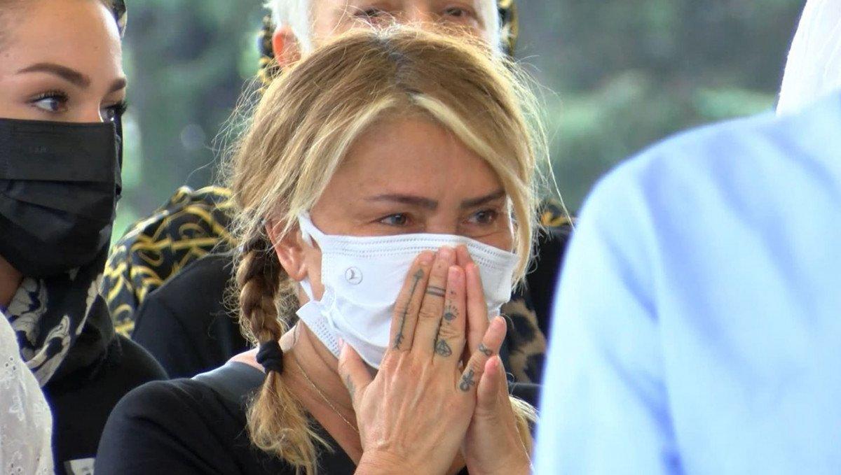 Yonca Evcimik'in annesi son yolculuğuna uğurlandı