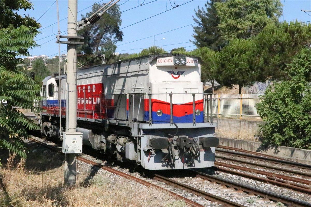 İzmir'de yük treni raydan çıktı