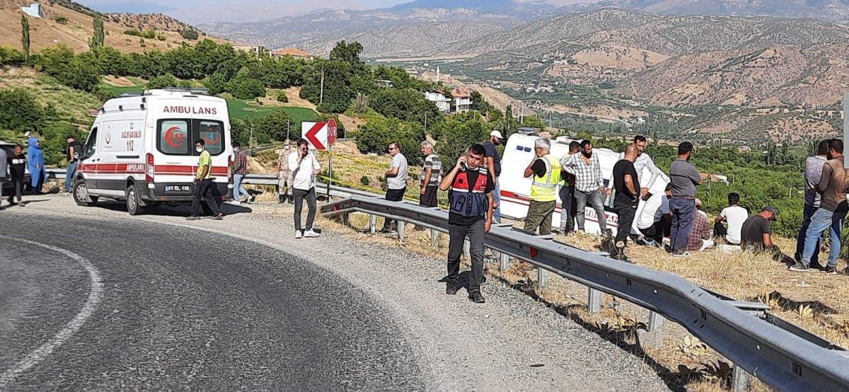 Malatya’da kamyon şarampole yuvarlandı: 2 ölü