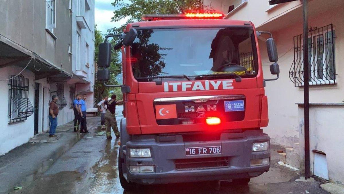 Bursa'da sağanak yağış etkili oldu: Ev ve iş yerlerini su bastı
