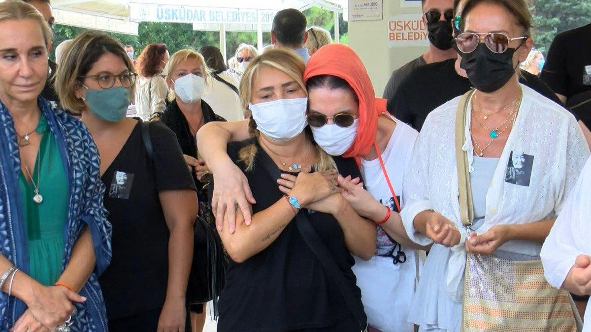 Yonca Evcimik'in annesi son yolculuğuna uğurlandı