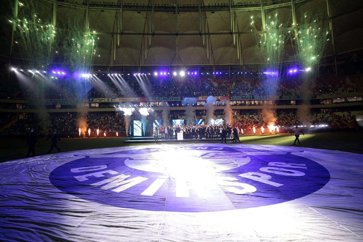 Adana Demirspor şampiyonluk kupasını kaldırdı