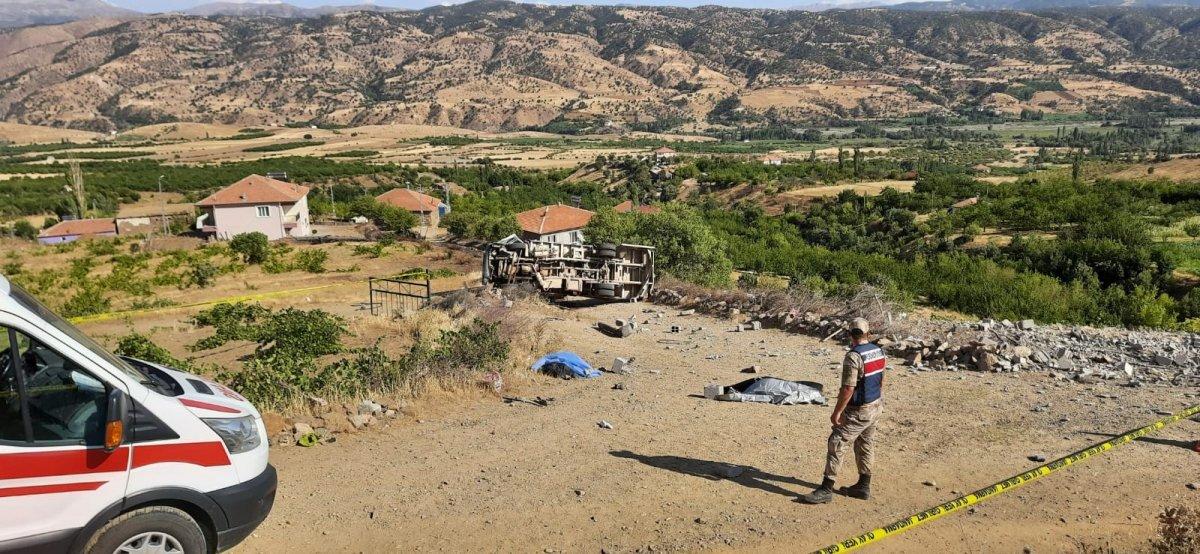 Malatya’da kamyon şarampole yuvarlandı: 2 ölü
