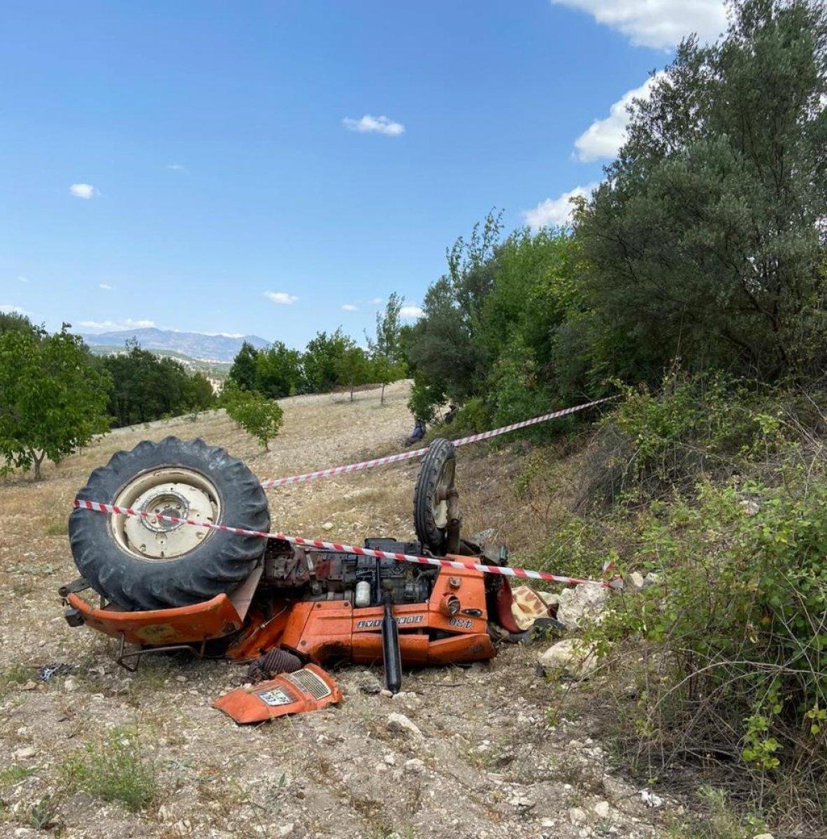 Manisa'da traktörün altında kalan sürücü hayatını kaybetti