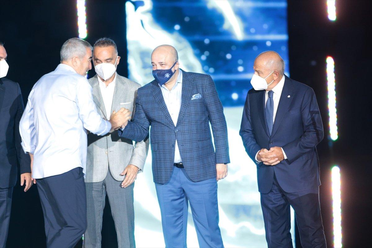 Adana Demirspor şampiyonluk kupasını kaldırdı