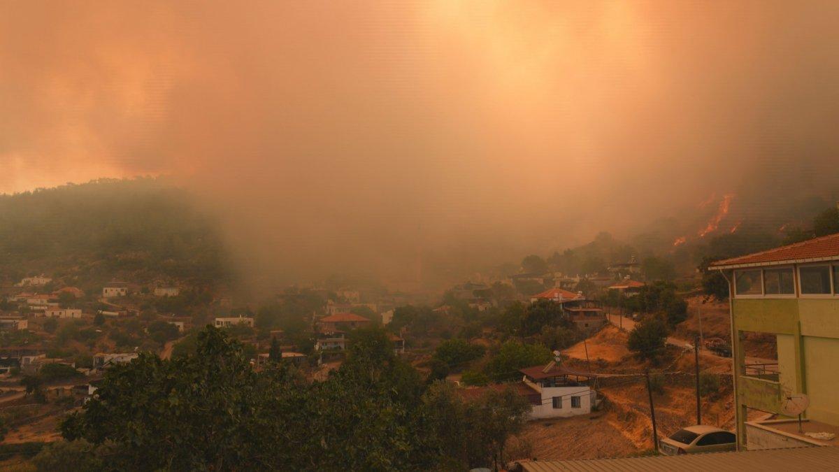 Muğla'da alevlerin büyüdüğü anlar görüntülendi