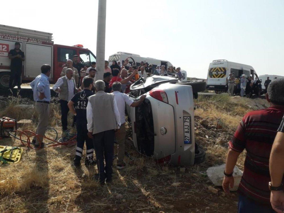 Mardin'de otomobil şarampole yuvarlandı