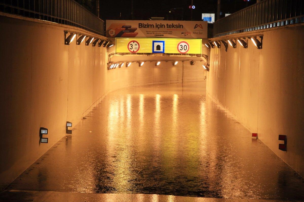 Mersin'de sağanak yağış etkili oldu