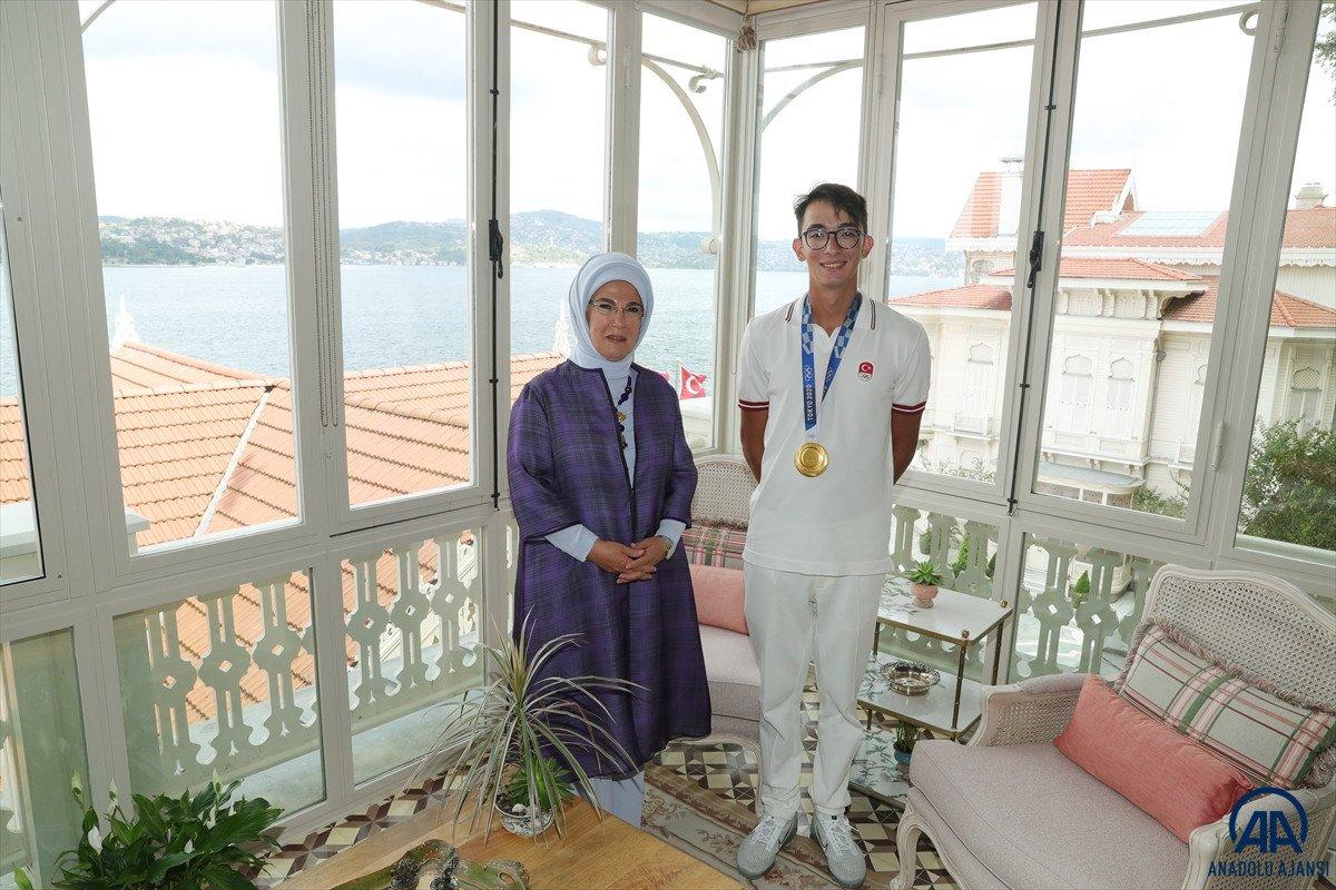 Emine Erdoğan, Mete Gazoz'u kabul etti