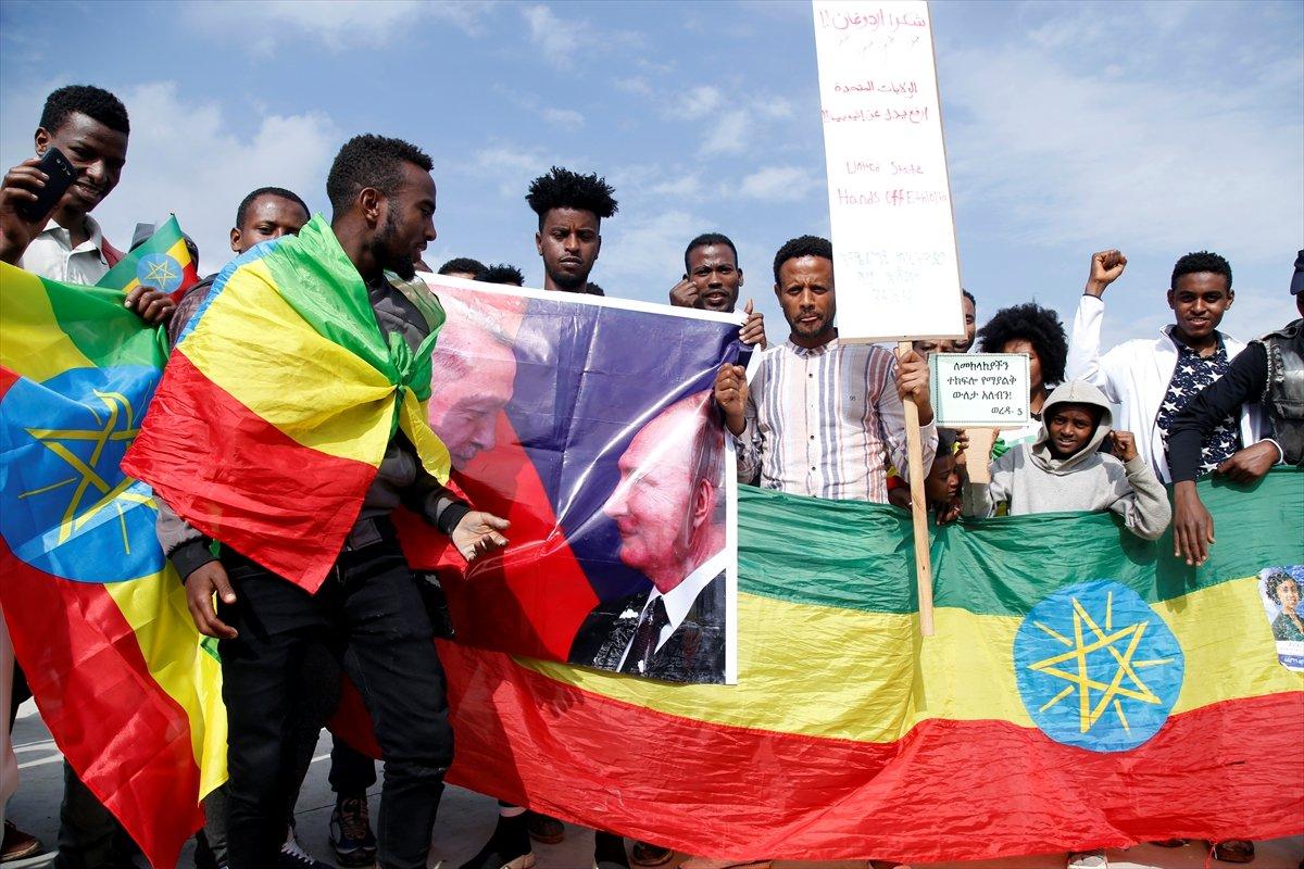 Etiyopya'daki gösterilerde Cumhurbaşkanı Erdoğan ile Vladimir Putin posteri açıldı