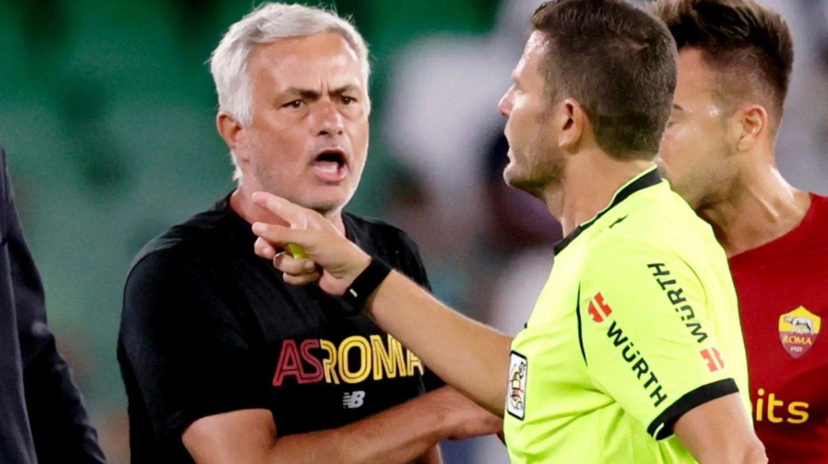 Real Betis - Roma maçında Mourinho ve 3 oyuncusu atıldı