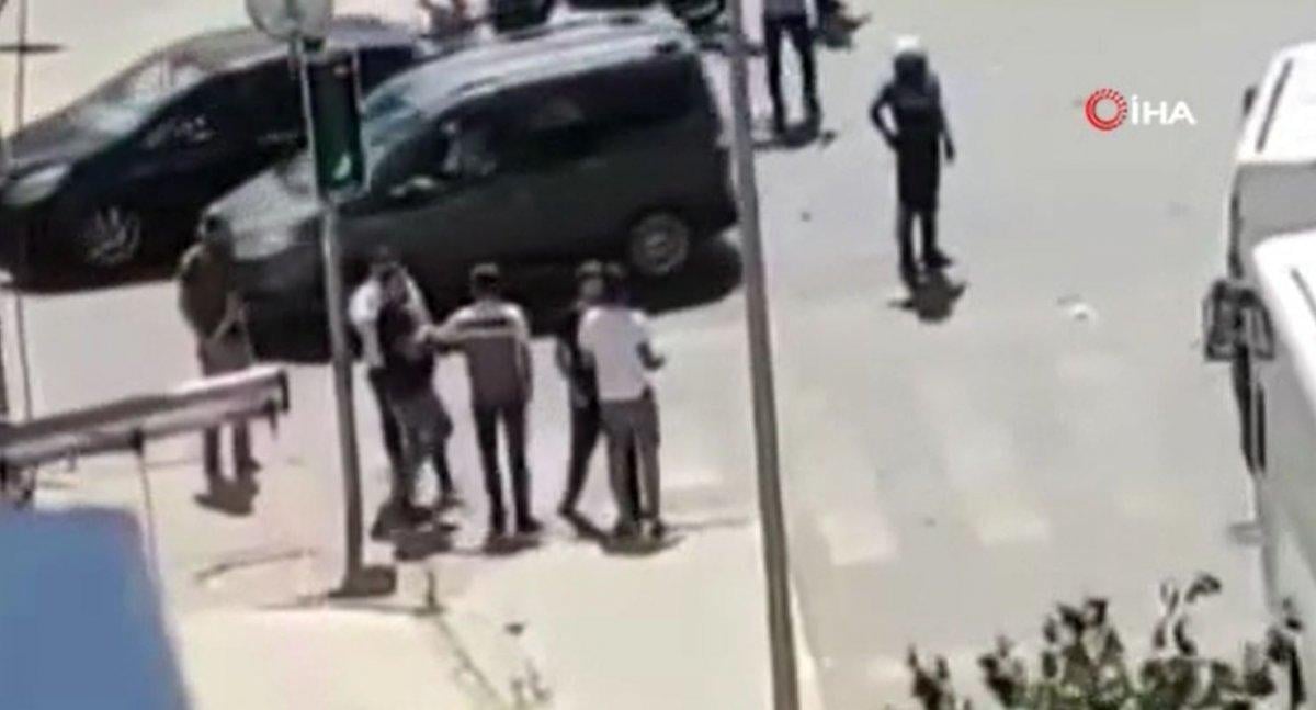 Esenyurt’ta kaza yapan sürücülerin kavgası kamerada