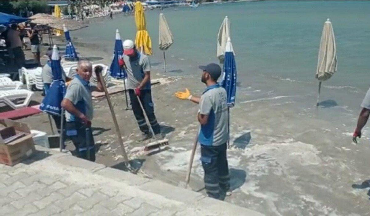 Muğla’da denizde oluşan köpükler tedirginliğe yol açtı