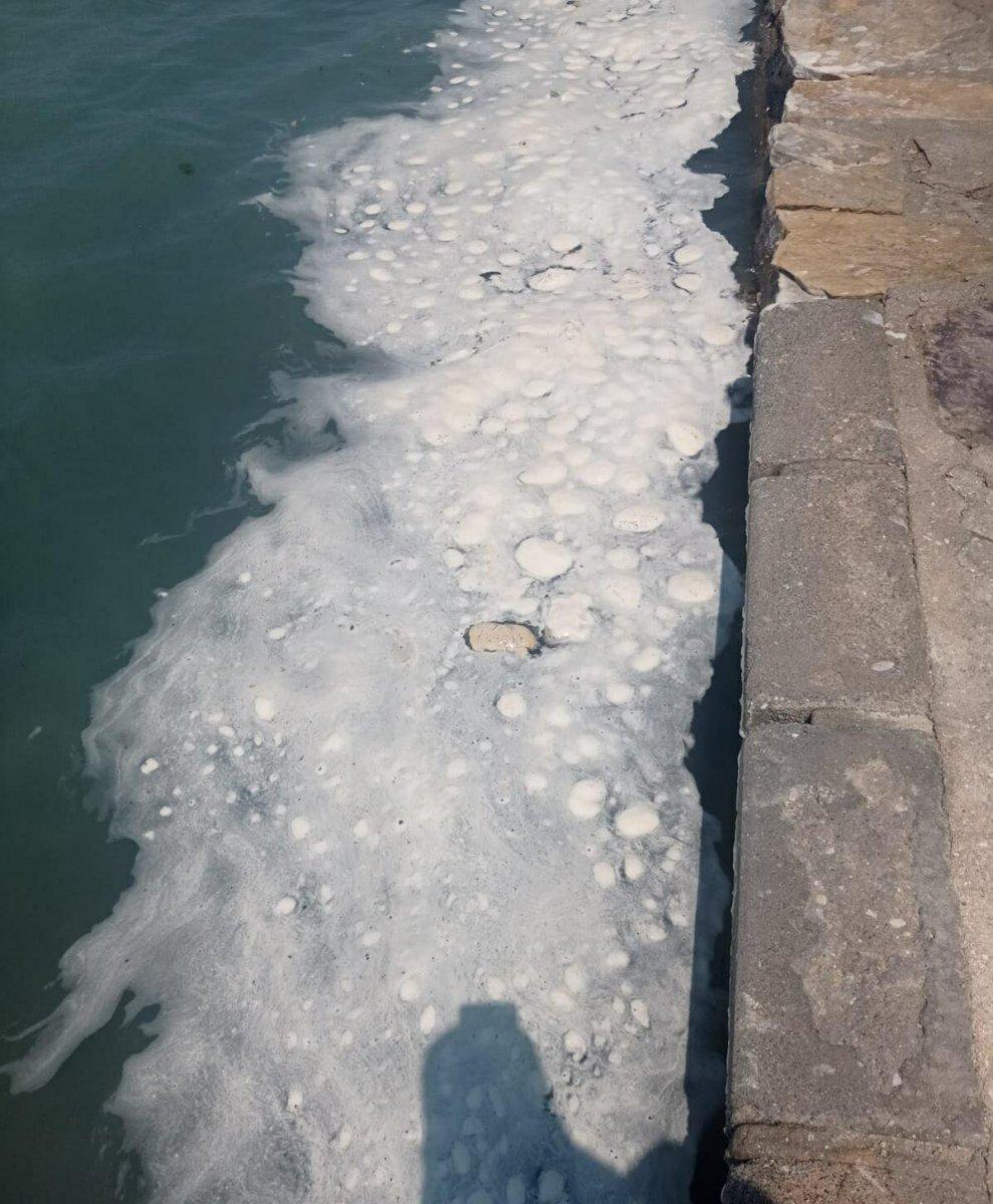 Muğla’da denizde oluşan köpükler tedirginliğe yol açtı