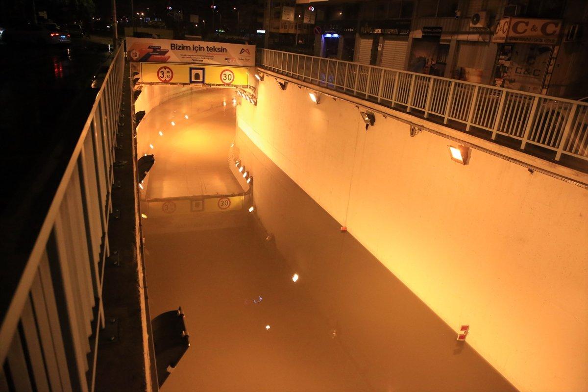 Mersin'de sağanak yağış etkili oldu