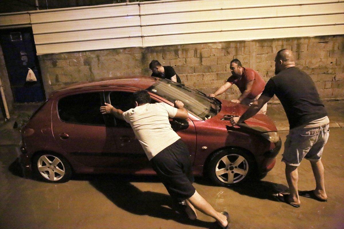 Mersin'de sağanak yağış etkili oldu