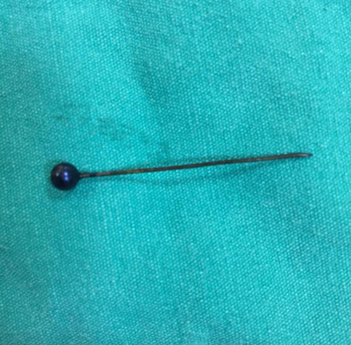 Hatay’da başörtüsünü bağlarken yuttuğu iğne midesini deldi