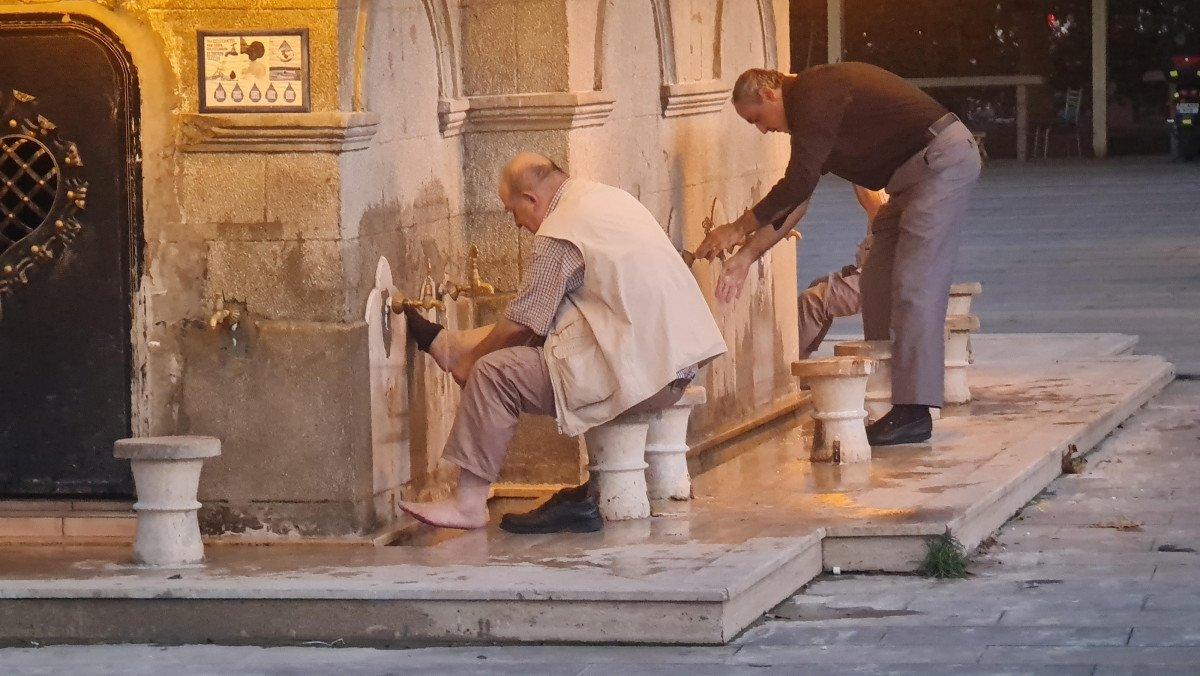 Sakarya’da tarihi şadırvana takılan mermerler söküldü