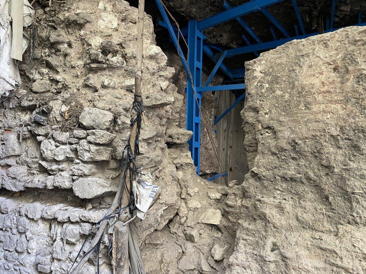 Fatih'teki tarihi kalıntının üstüne otel ve iş hanı yapılmasına tepki