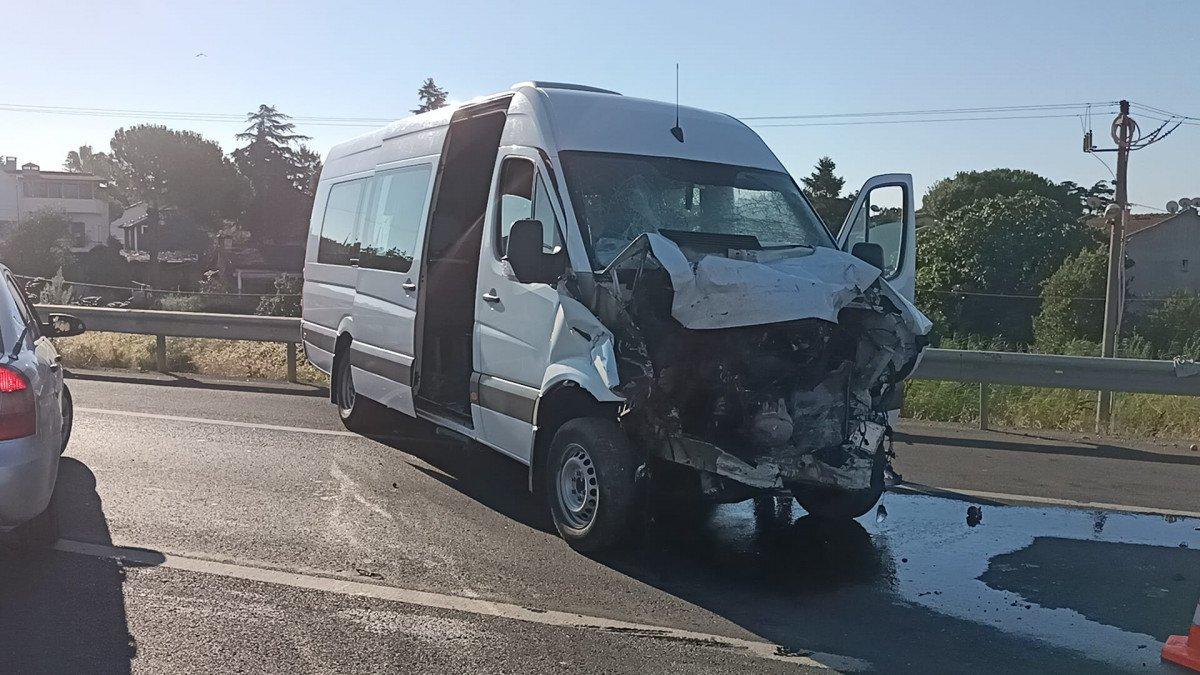 Tekirdağ’da işçi servisi otomobile çarptı: 2 ölü, 4 yaralı