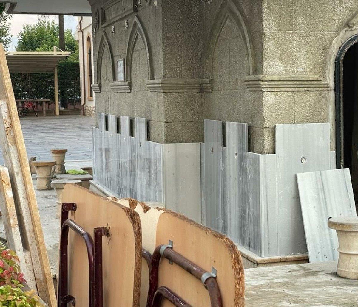 Sakarya’da tarihi şadırvana takılan mermerler söküldü