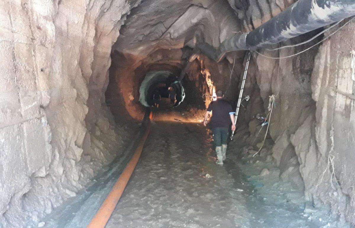 Erzurum’da selde kaybolan işçi, çamura girerek aranıyor