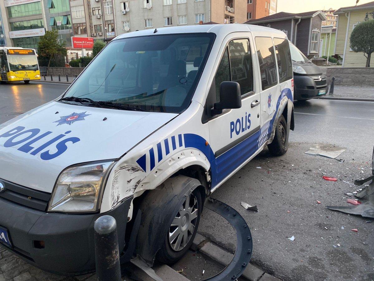 Ümraniye'de minibüs, 3 polis aracına çarparak durabildi