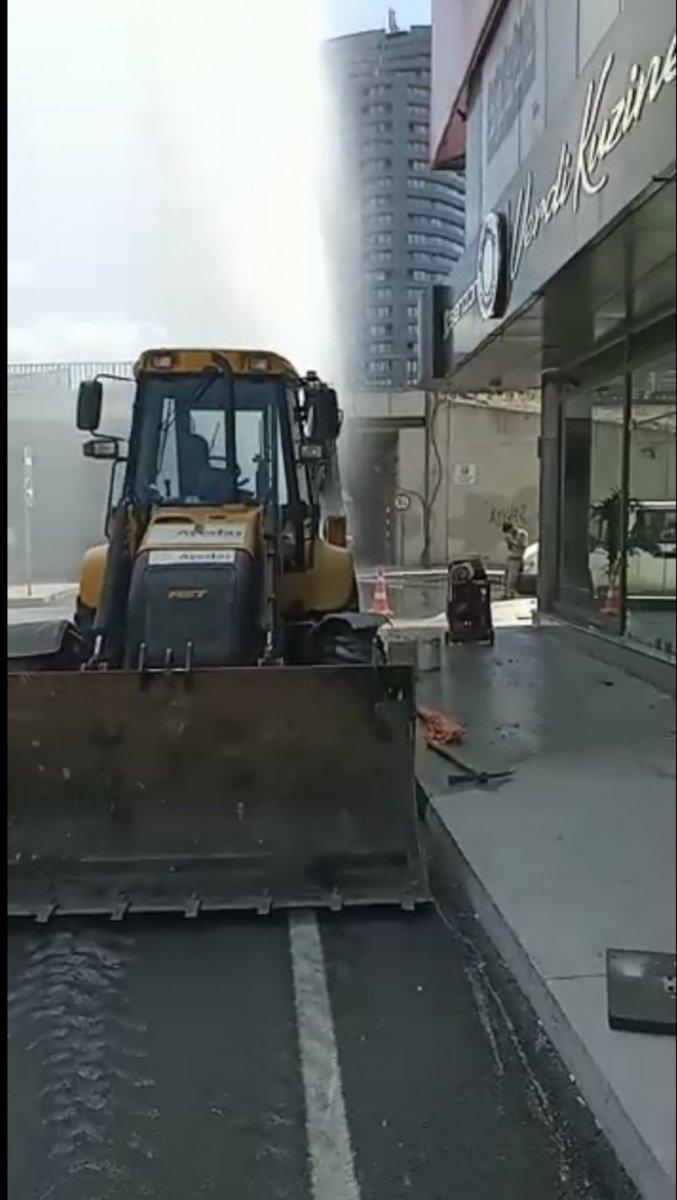 Kadıköy’de su borusu patladı