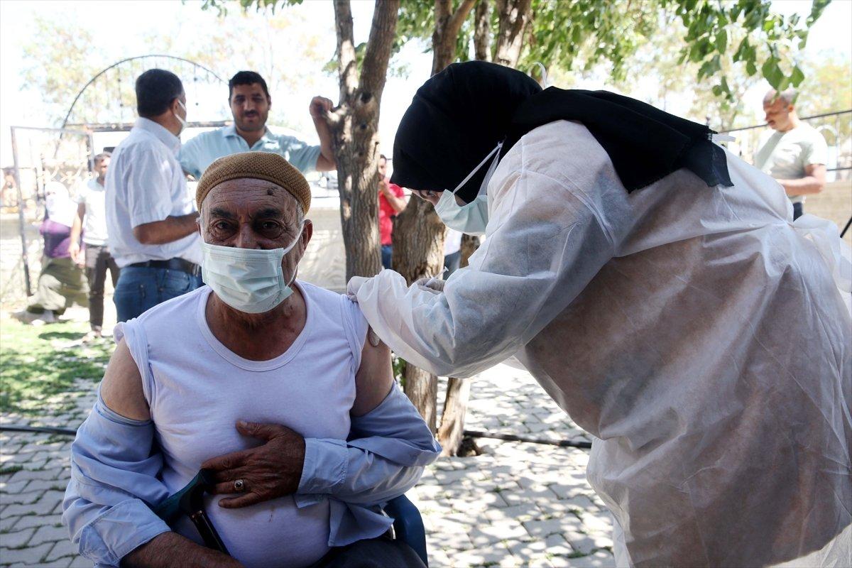 Muş'ta aşı timleri, en ücra köylere aşı ulaştırıyor