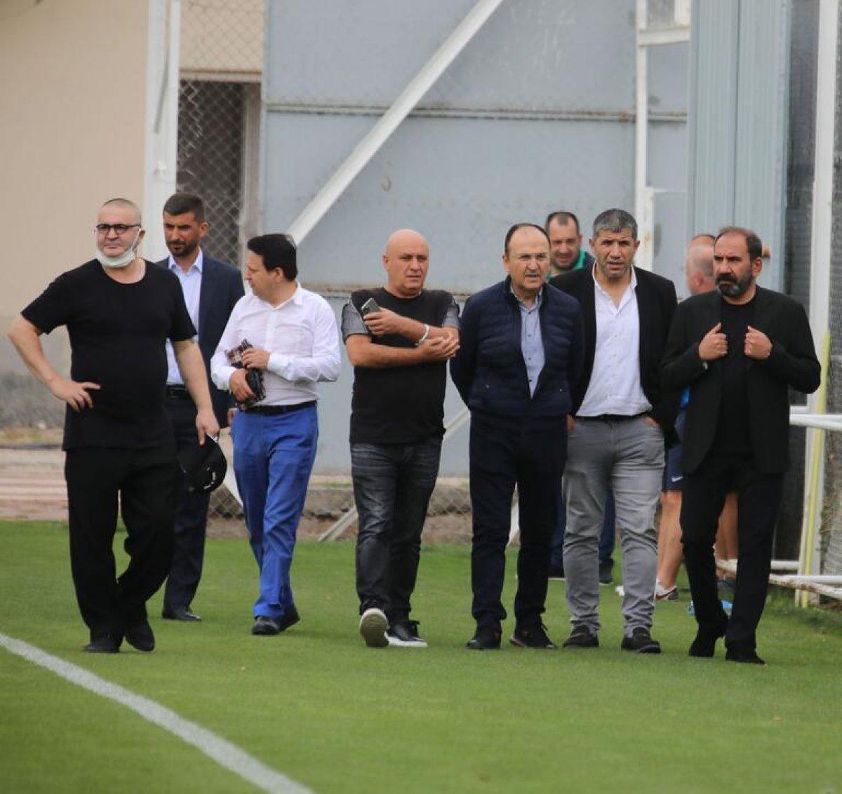 Şafak Sezer'den Sivasspor idmanını ziyaret