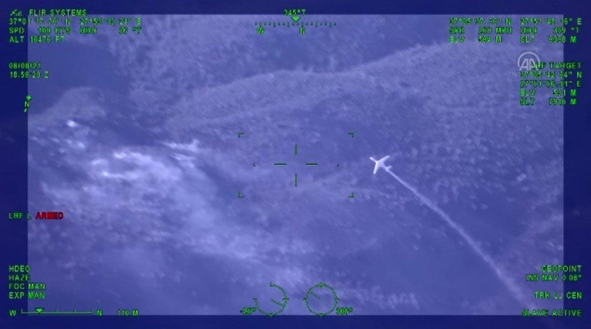 Milas'ta yangın söndürme uçağının müdahale anı