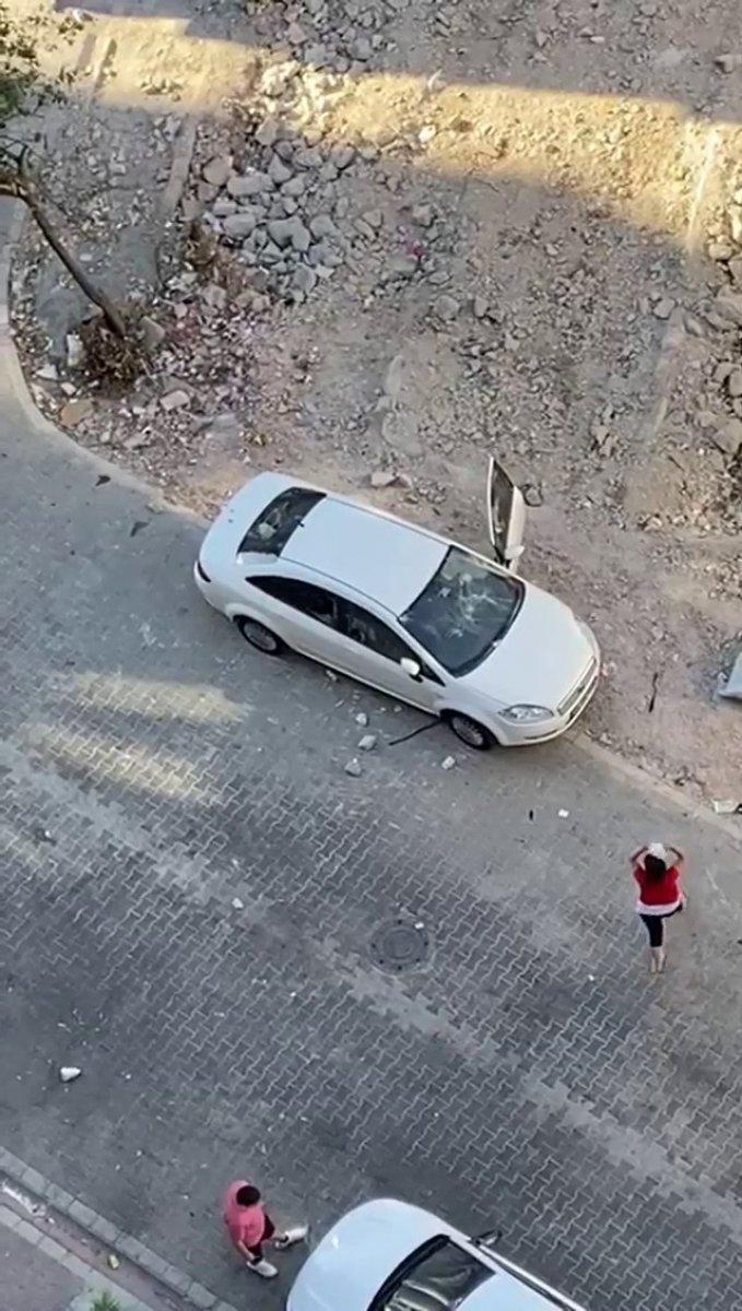 Esenyurt'ta otomobili taşlayan kadın