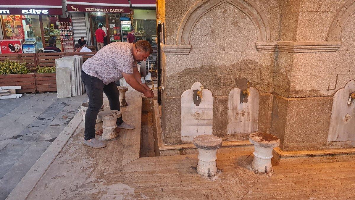 Sakarya’da tarihi şadırvana takılan mermerler söküldü