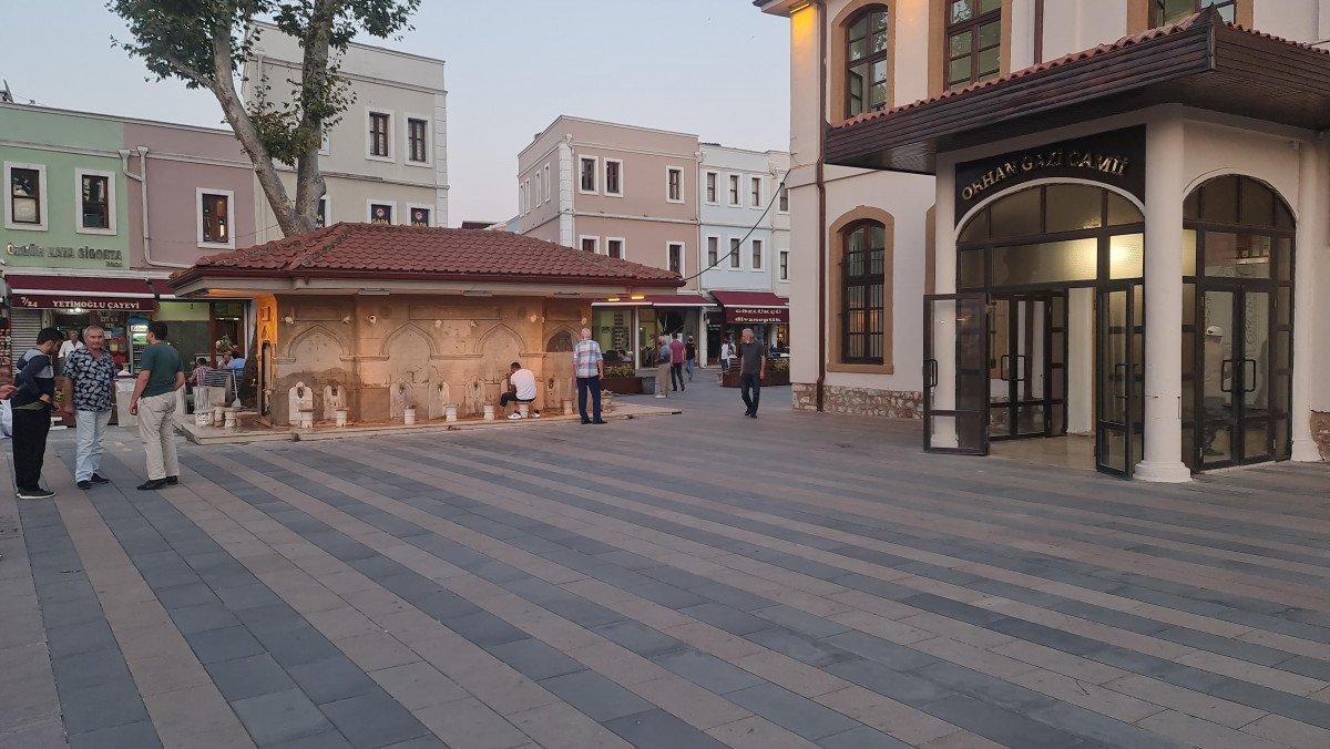 Sakarya’da tarihi şadırvana takılan mermerler söküldü