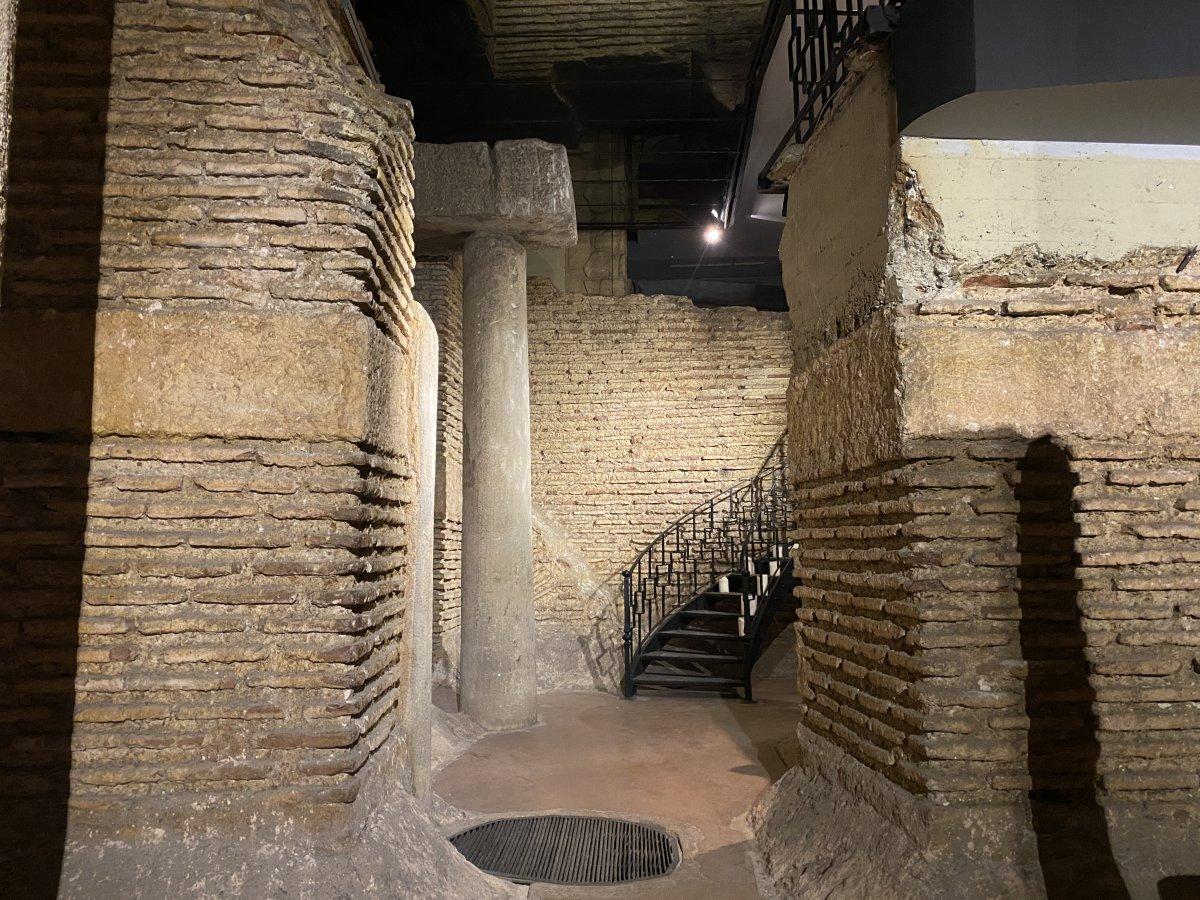 Fatih'teki tarihi kalıntının üstüne otel ve iş hanı yapılmasına tepki