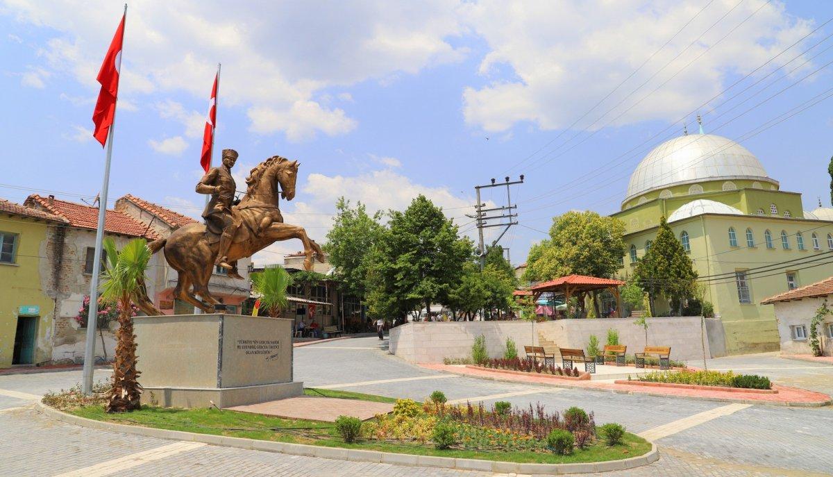 CHP'li Saruhan Belediyesi'nden heykel açılışı