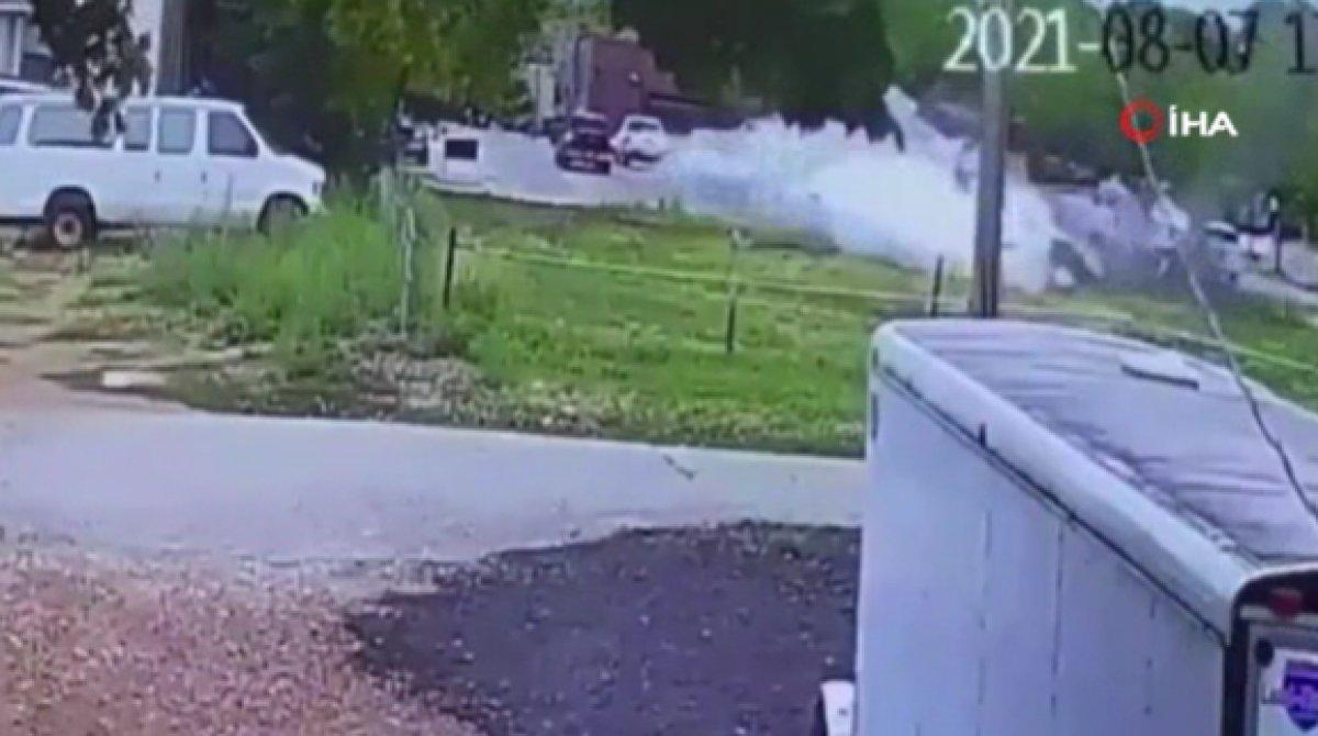 ABD'de evin yanına uçak düştü