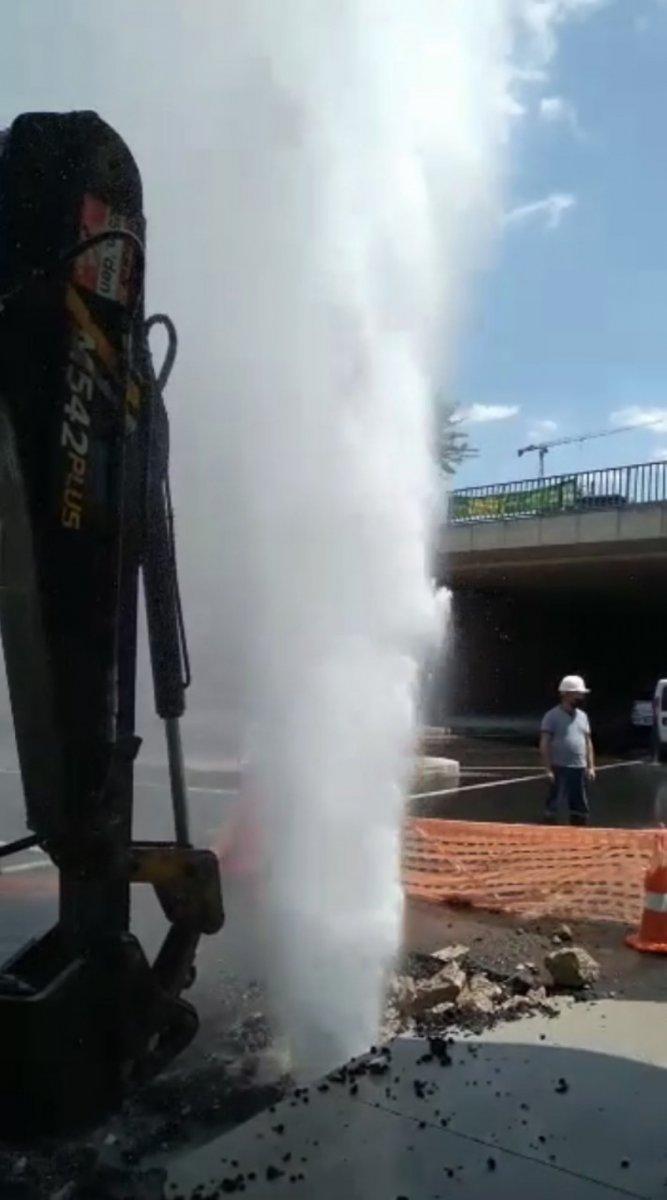 Kadıköy’de su borusu patladı