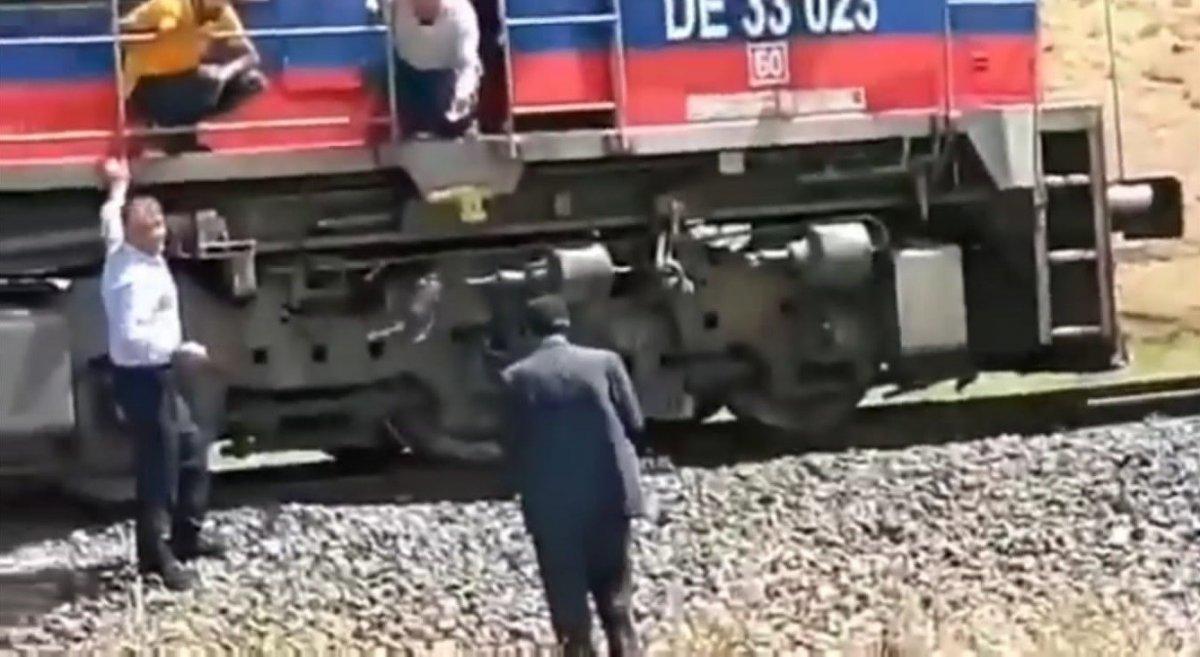 Van’da makinistler, trenle düğün konvoyunun önünü kesti