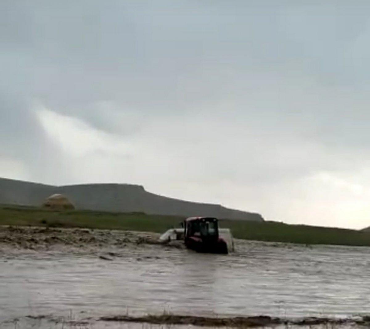 Van’daki selde mahsur kalan akrabasını traktörle kurtardı