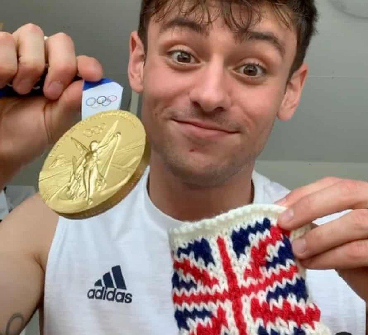 İngiliz sporcu Tom Daley olimpiyatlarda sık sık örgü ördü