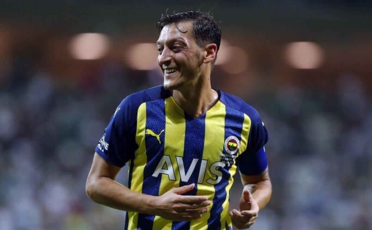 Mesut Özil, taraftarı mest etti