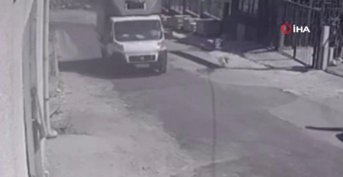 Esenyurt’ta kamyonetin köpeğe çarptığı anlar kamerada