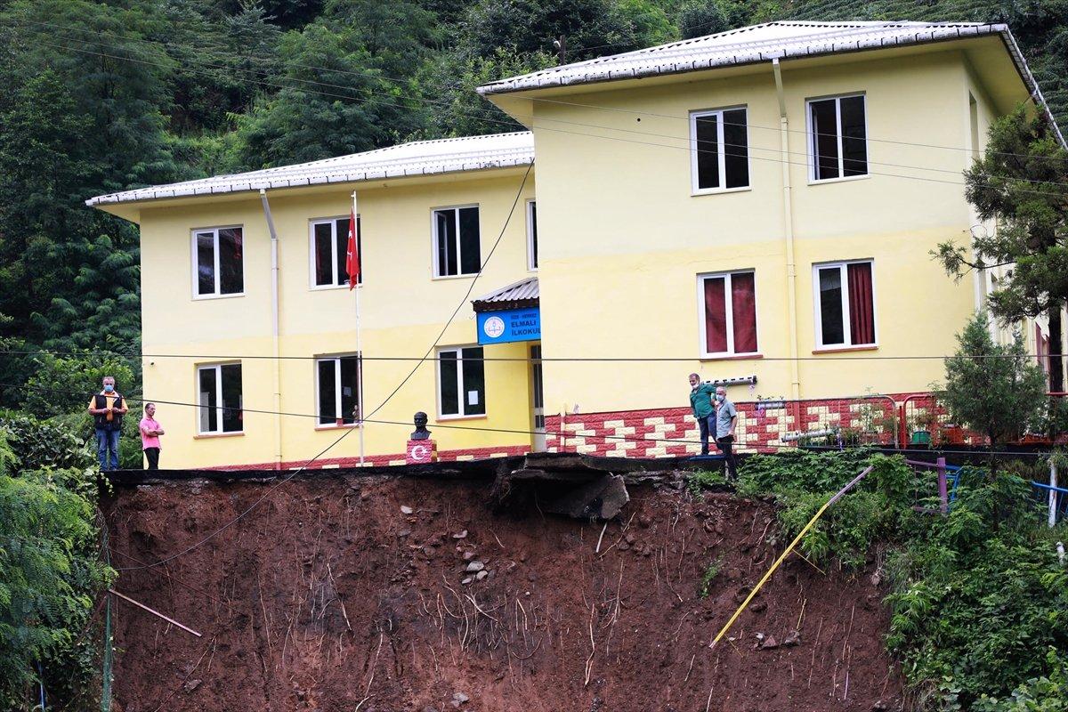 Rize'de okulun bahçesi çöktü