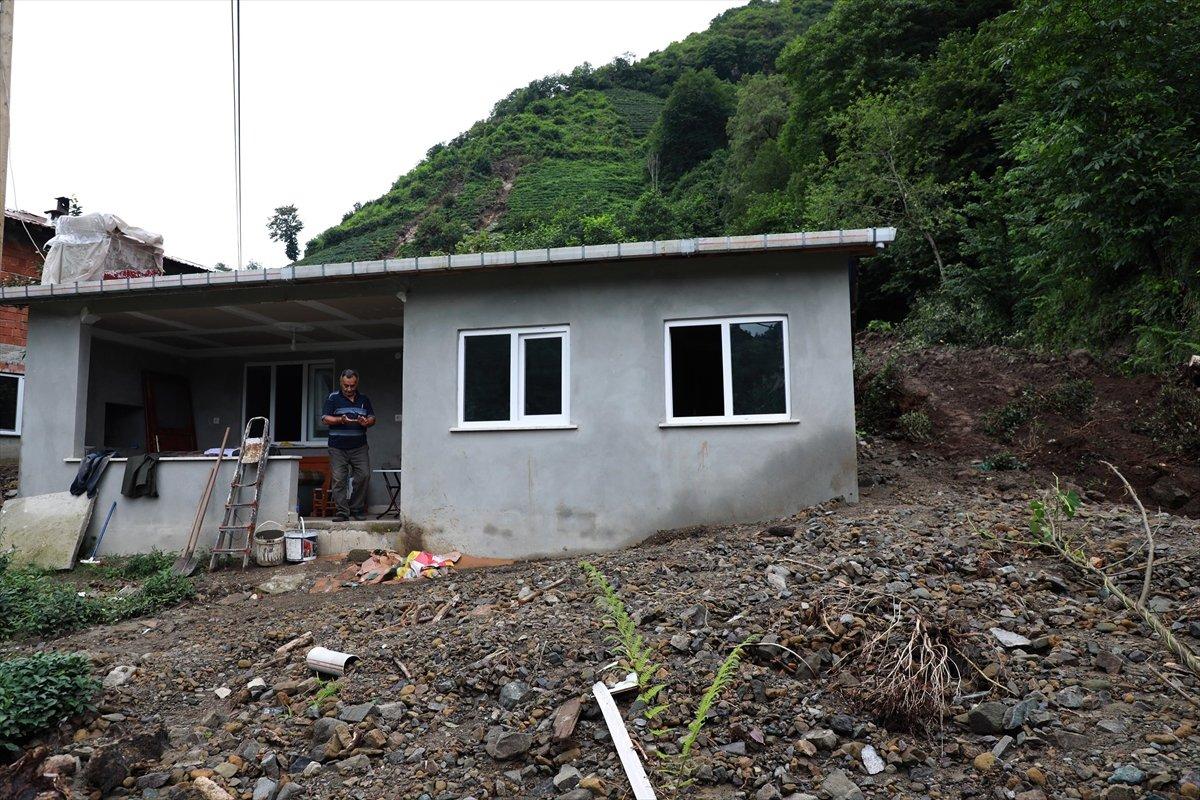 Rize'de okulun bahçesi çöktü