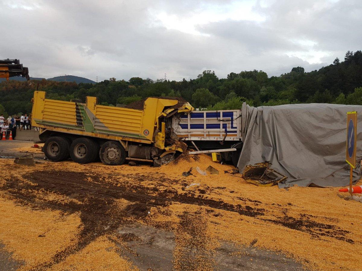 Bolu'da kamyon ile 2 tır çarpıştı: 1 ölü, 2 yaralı