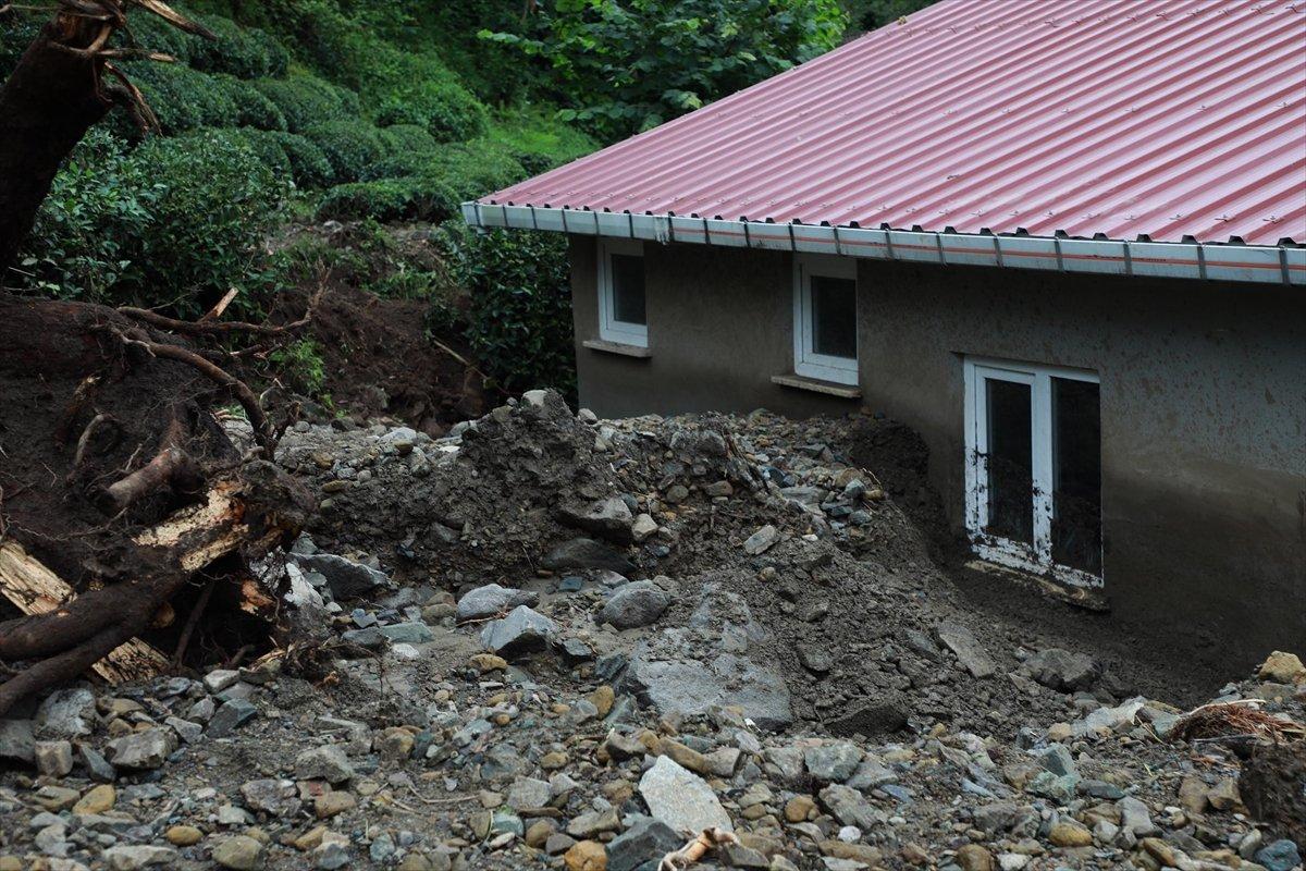 Rize'de okulun bahçesi çöktü
