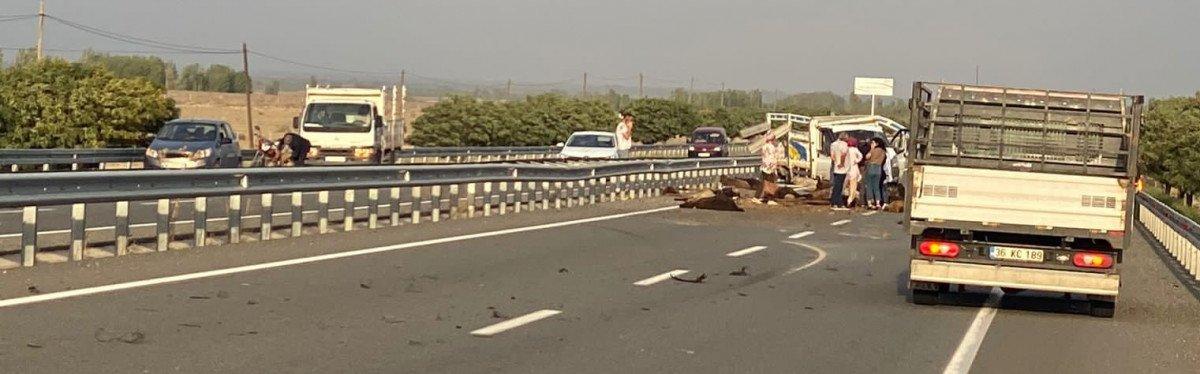 Iğdır’da koyun yüklü kamyonet takla attı, 20 koyun can verdi