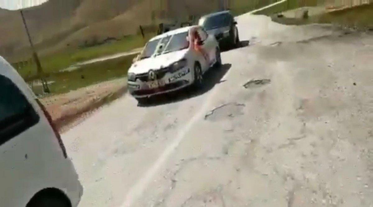 Van’da makinistler, trenle düğün konvoyunun önünü kesti